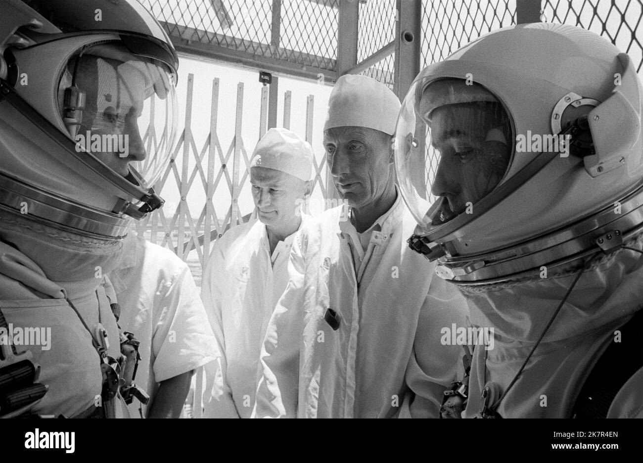 Cape Canaveral, Stati Uniti. 18th Ott 2022. L'astronauta della NASA James A. McDivitt, comandante della missione spaziale Gemini Titan 4, a destra, e Edward H. White II, a sinistra, salgono sull'ascensore con i tecnici al Pad 19 durante le prove al Kennedy Space Center, 29 maggio 1965 a Cape Canaveral, Florida. McDivitt comandò la prima missione spaziale e prese parte al primo volo orbitale con equipaggio di un modulo lunare, durante l'Apollo 9 morì il 15 ottobre 2022 all'età di 93 anni. Credit: NASA/NASA/Alamy Live News Foto Stock