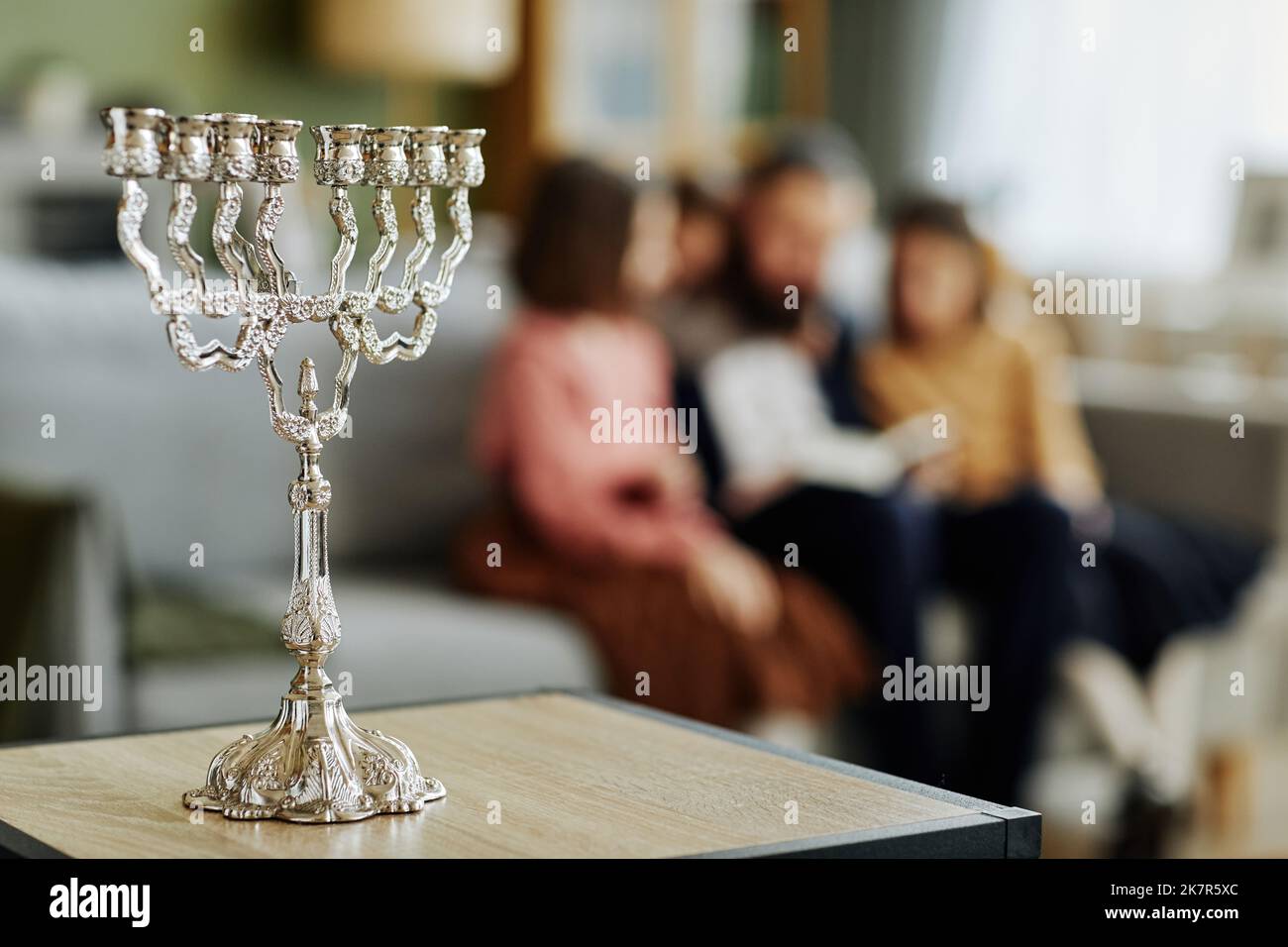 Primo piano di argento Menorah candela sul tavolo in casa di famiglia ebraica, spazio copia Foto Stock