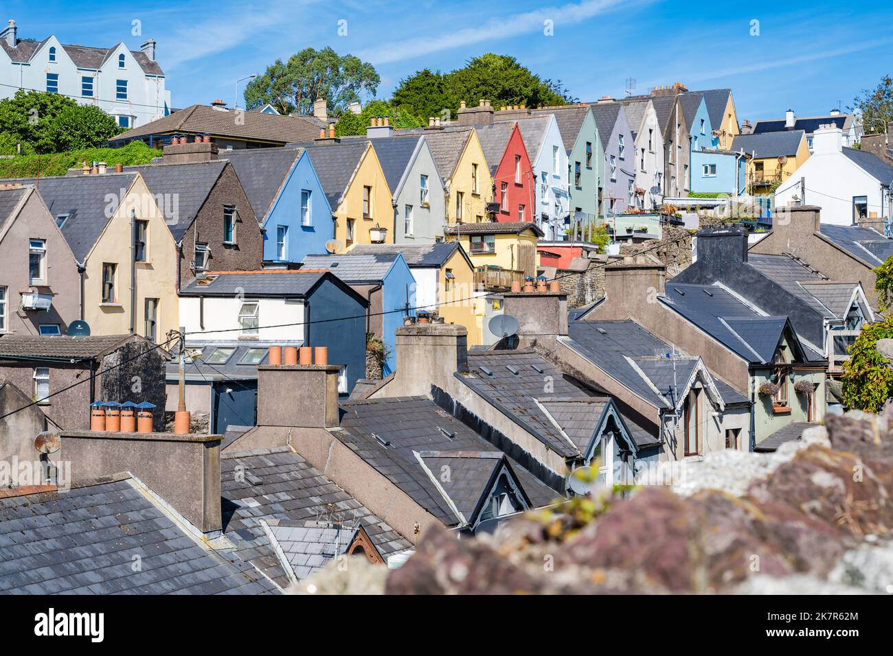 Il mazzo di carte è una serie di case colorate a Cobh, Irlanda Foto Stock