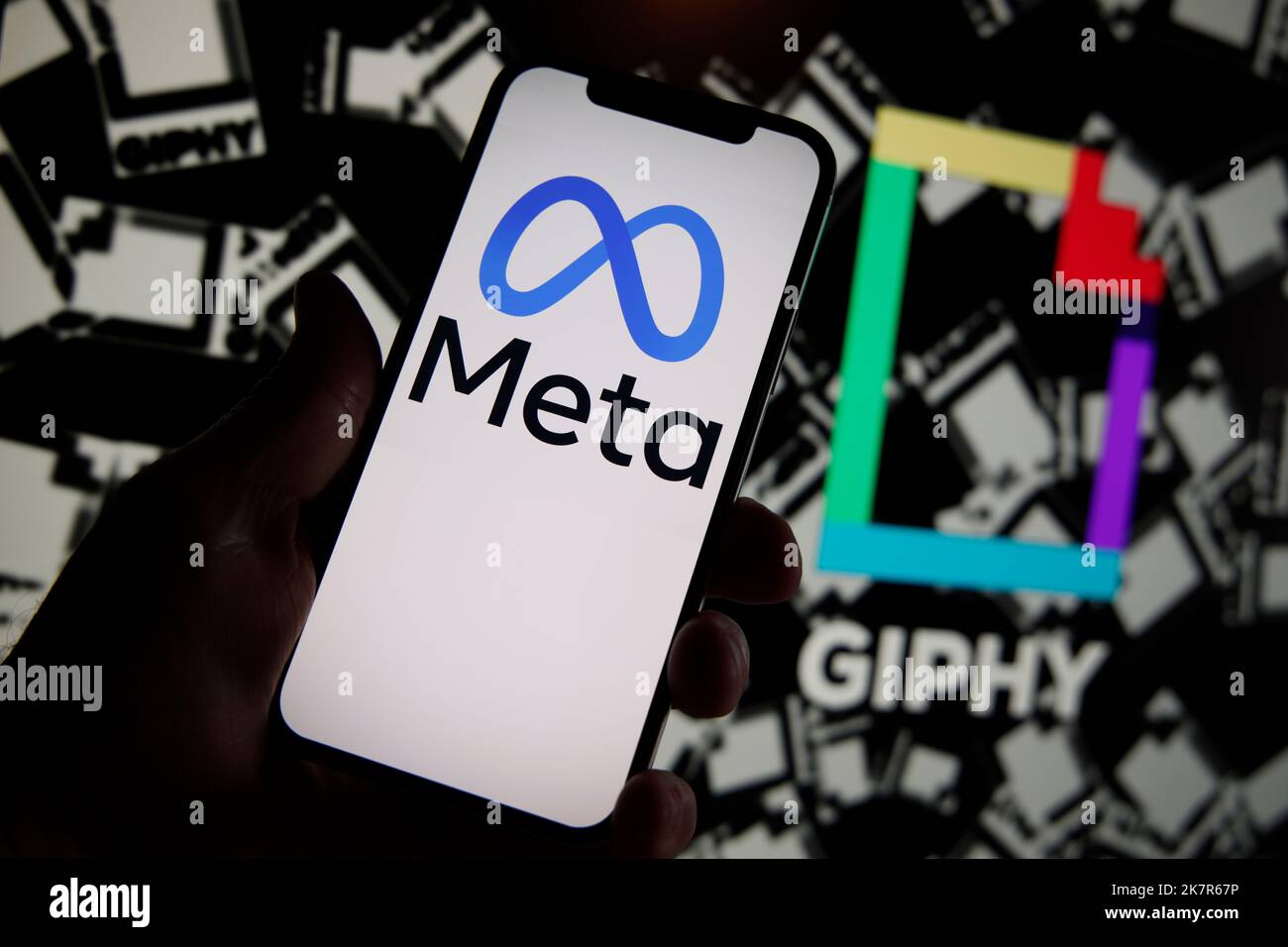 Il logo Meta è visto con il logo Ghiphy sullo sfondo in questa foto di illustrazione a Varsavia, Polonia, il 19 ottobre 2022. Società madre di Facebook Foto Stock