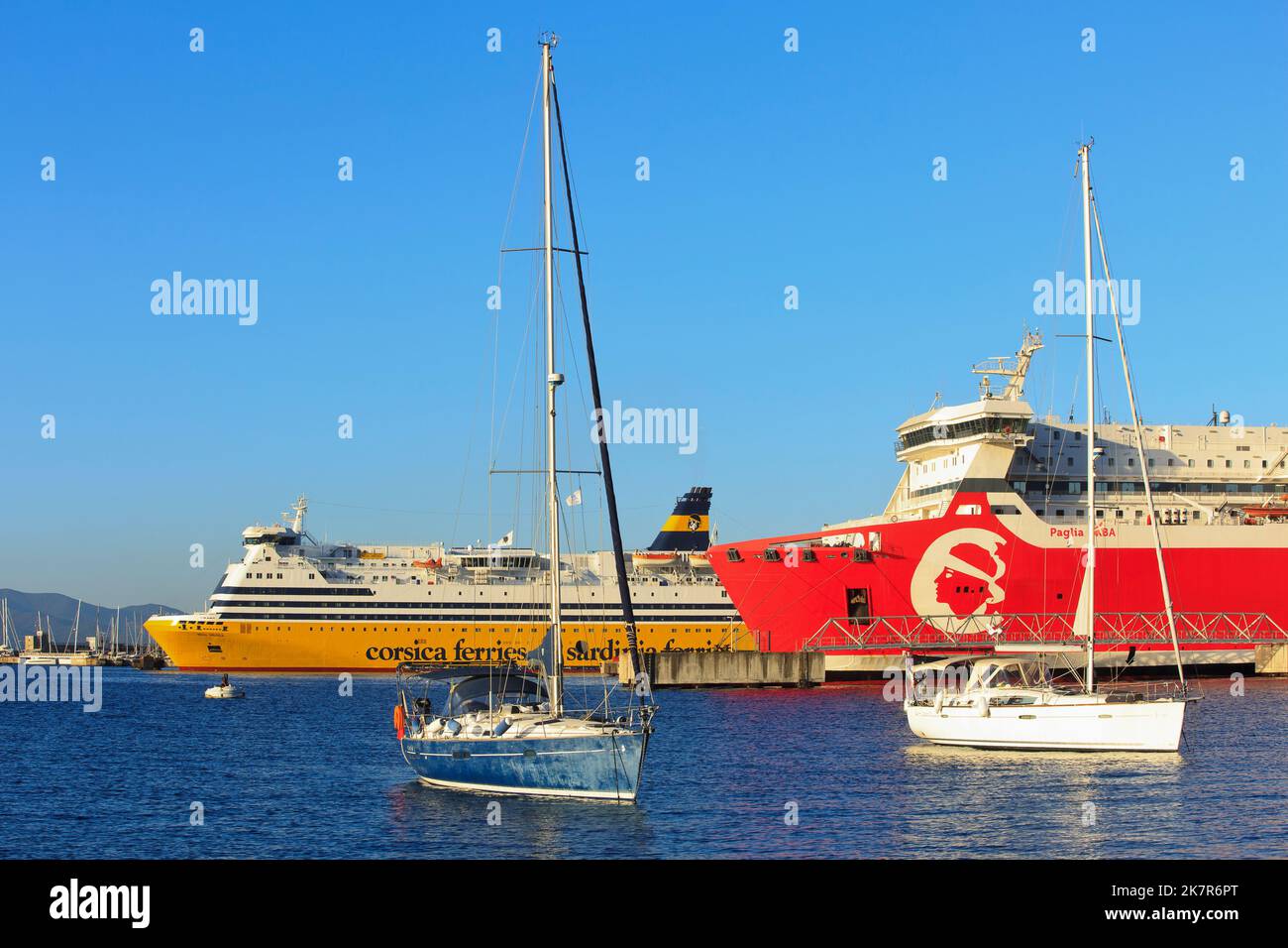 La paglia Orba (1994 m) dalla Corsica linea e la MS Mega Smeralda (1985 m) dalla Corsica Ferries - Sardinia Ferries a Ajaccio (Corsica), Francia Foto Stock