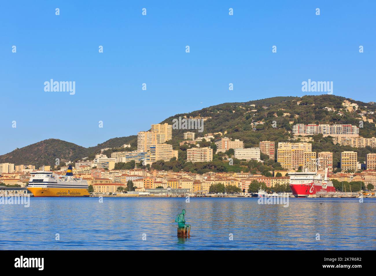 La paglia Orba (1994 m) dalla Corsica linea e la MS Mega Smeralda (1985 m) dalla Corsica Ferries - Sardinia Ferries a Ajaccio (Corsica), Francia Foto Stock