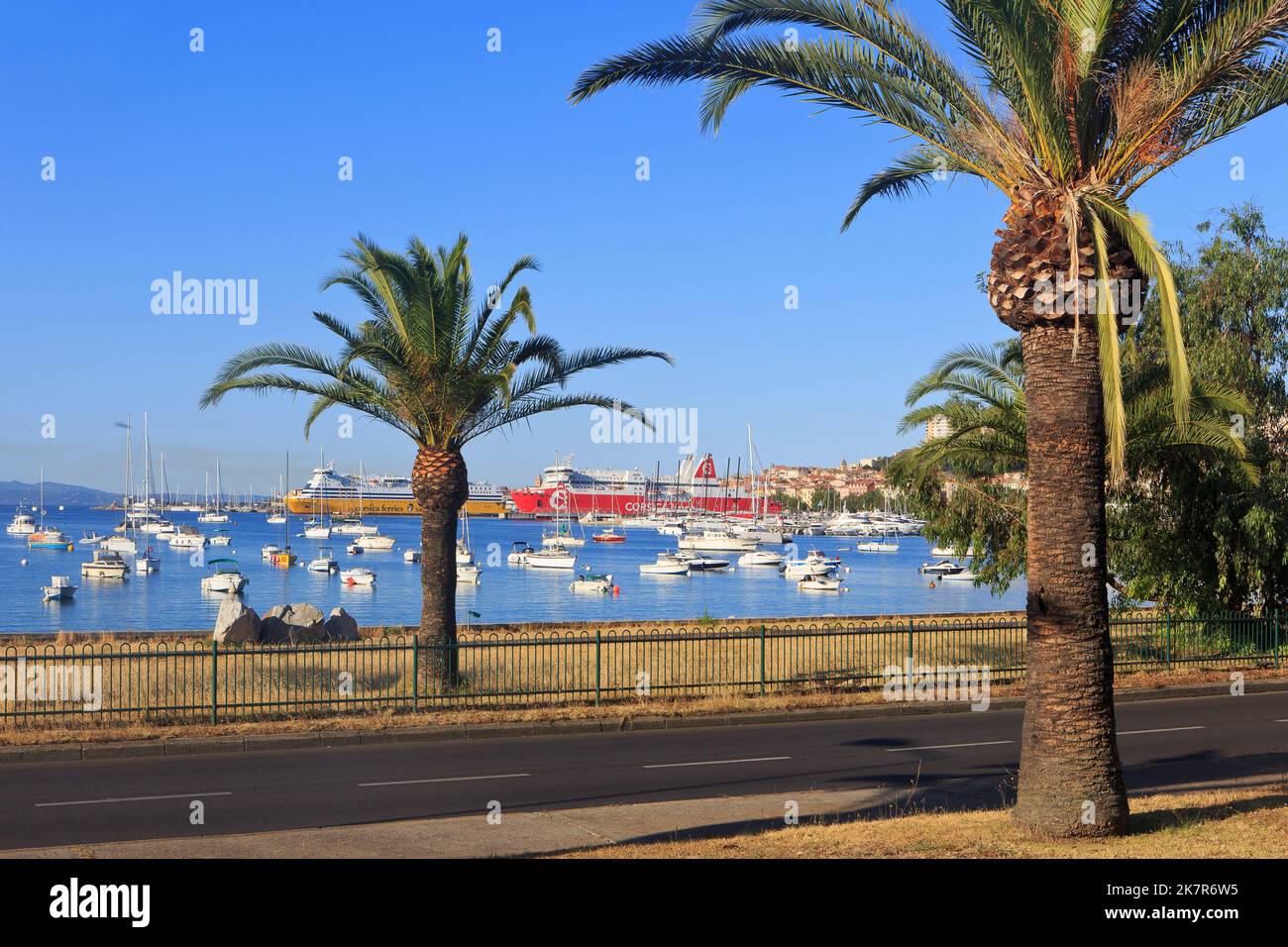 La paglia Orba (1994 m) dalla Corsica linea e la MS Mega Smeralda (1985 m) dalla Corsica Ferries - Sardinia Ferries a Ajaccio (Corsica), Francia Foto Stock