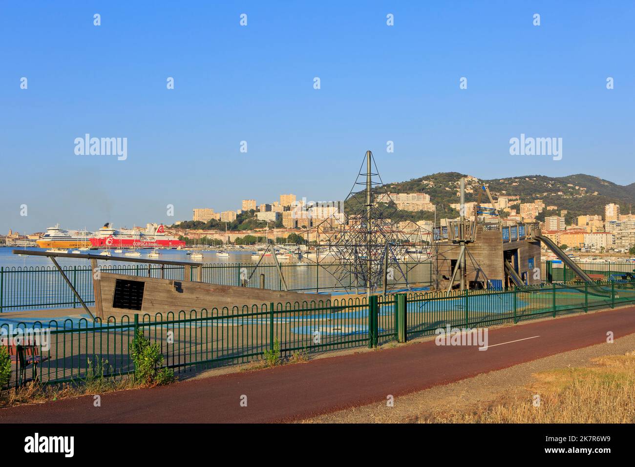 La paglia Orba (1994 m) dalla Corsica linea e la MS Mega Smeralda (1985 m) dalla Corsica Ferries - Sardinia Ferries a Ajaccio (Corsica), Francia Foto Stock
