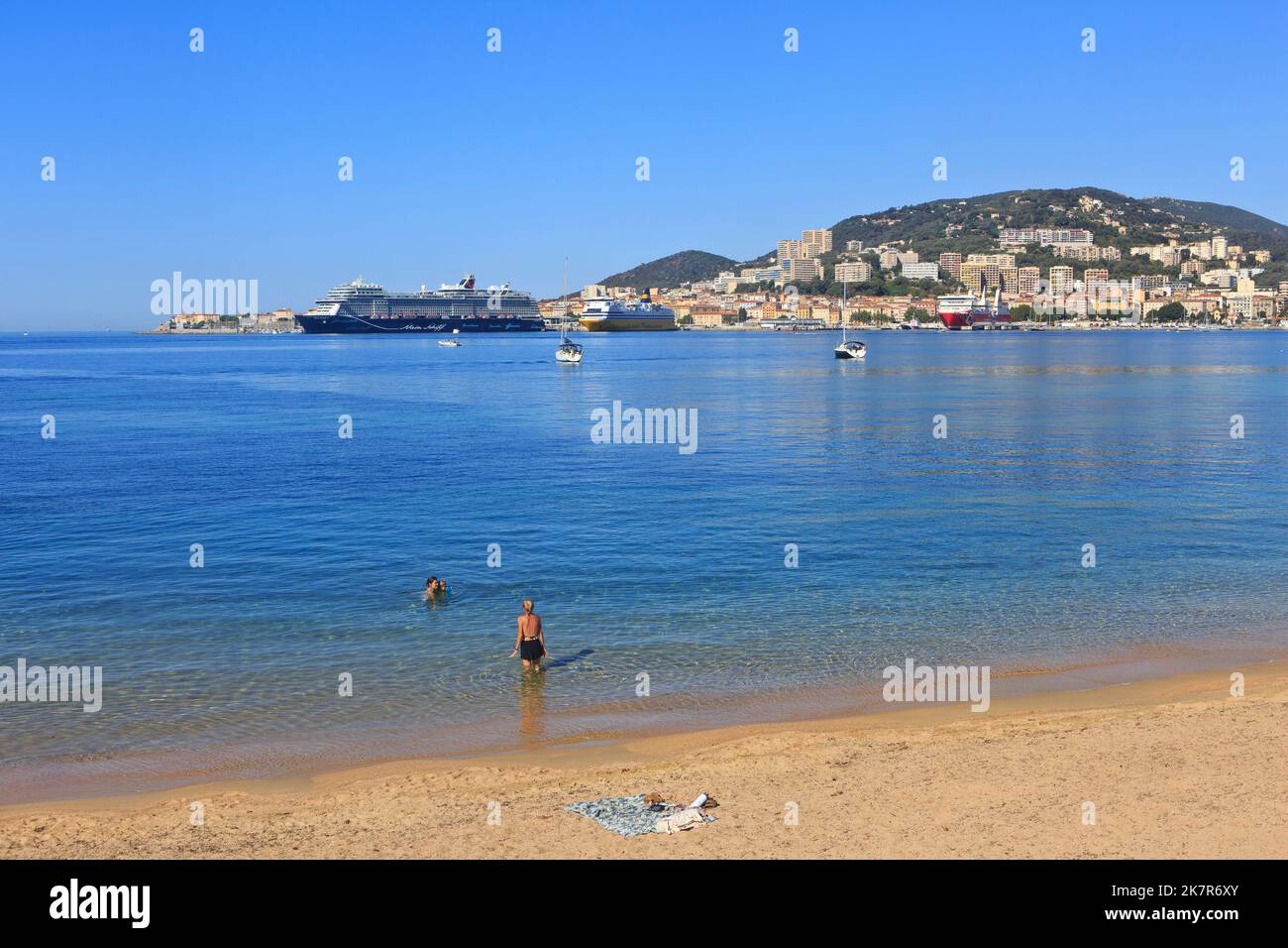 La paglia Orba (1994), la MS Mega Smeralda (1985) e la Mein Schiff 2 (2019) ormeggiate nel porto di Ajaccio (Corse-du-Sud) in Corsica, Francia Foto Stock