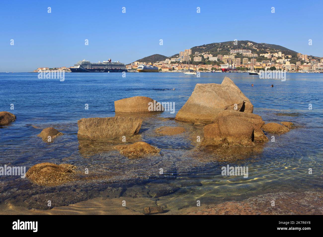 La paglia Orba (1994), la MS Mega Smeralda (1985) e la Mein Schiff 2 (2019) ormeggiate nel porto di Ajaccio (Corse-du-Sud) in Corsica, Francia Foto Stock