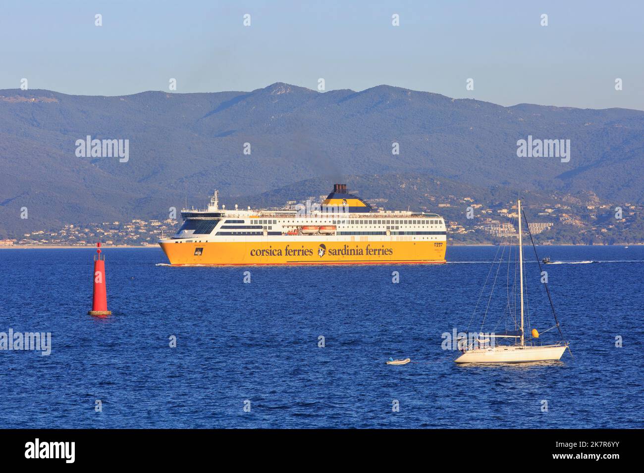 Il traghetto veloce MS Pascal Lota (2019) da Corsica Ferries - Sardinia Ferries nella baia di Ajaccio (Corse-du-Sud), Francia Foto Stock