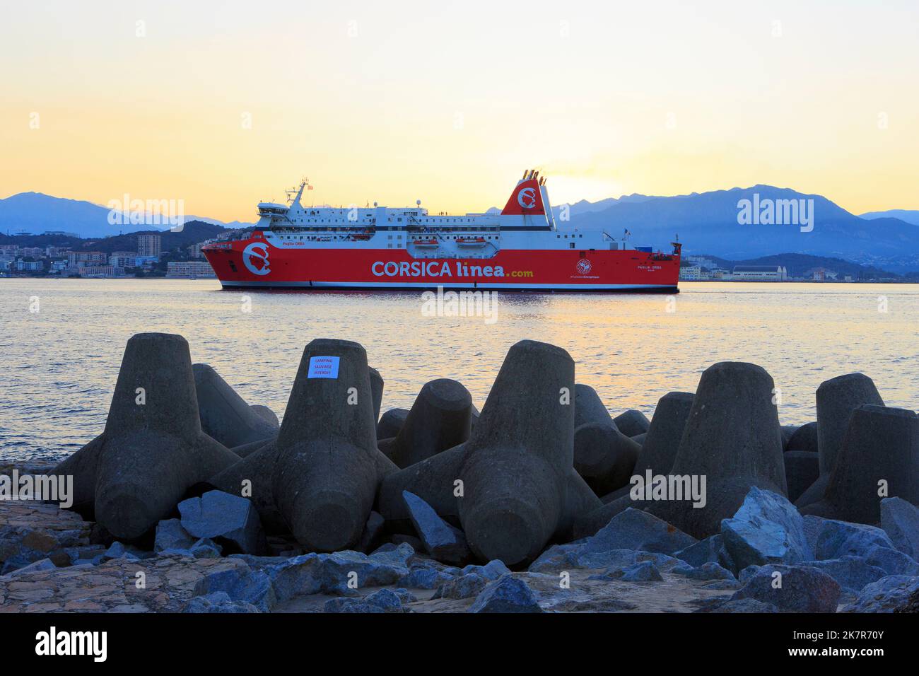 Il traghetto paglia Orba (1994 m) da Corsica linea nella baia di Ajaccio (Corse-du-Sud), Francia Foto Stock