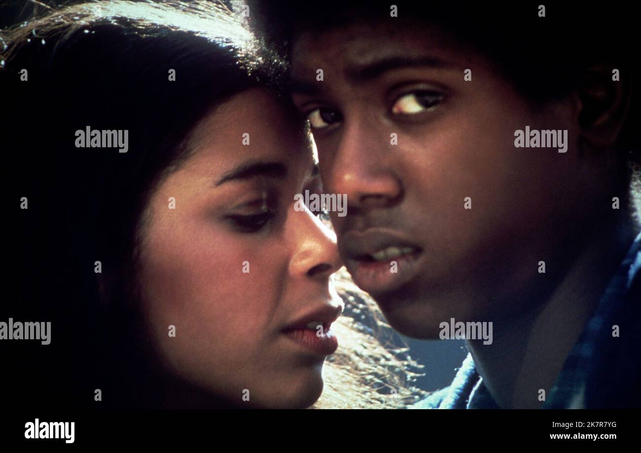 Irene Cara & Kevin Hooks Film: Aaron Loves Angela (1975) personaggi: Angela, Aaron regista: Gordon Parks Jr. 25 Dicembre 1975 **AVVERTENZA** questa fotografia è solo per uso editoriale ed è copyright di COLUMBIA PICTURES CORPORATION e/o del fotografo assegnato dalla Film o Production Company e può essere riprodotta solo da pubblicazioni in concomitanza con la promozione del film di cui sopra. È richiesto un credito obbligatorio a COLUMBIA PICTURES CORPORATION. Il fotografo deve essere accreditato anche quando è noto. Nessun uso commerciale può essere concesso senza autorizzazione scritta da parte della Film Company. Foto Stock