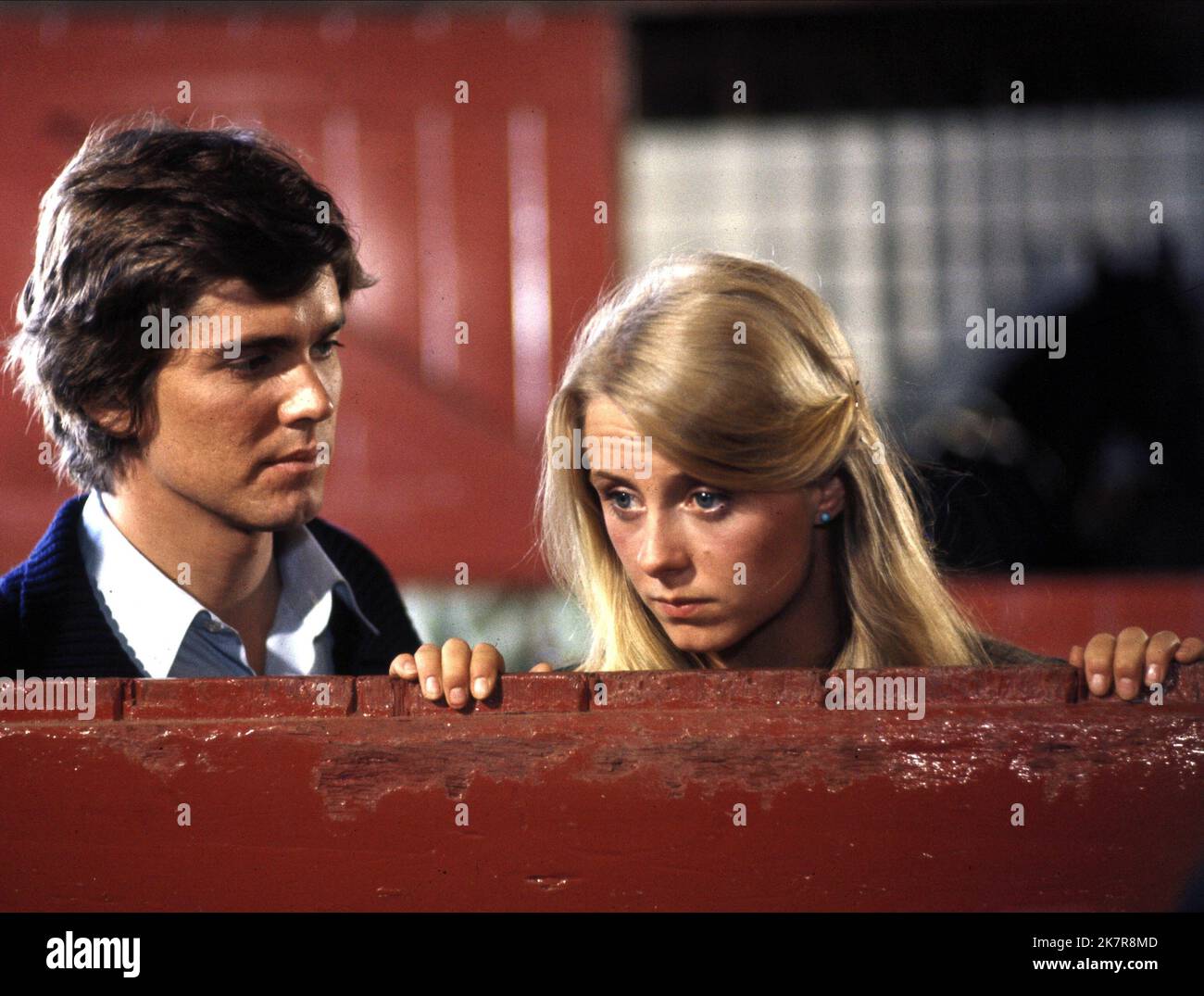 Mark Holden & Cathryn Harrison Film: Blue Fire Lady (1977) personaggi: Barry, Jenny regista: Ross Dimsey 09 dicembre 1977 **AVVERTENZA** questa fotografia è solo per uso editoriale ed è copyright di AIFC e/o del fotografo assegnato dalla Film o dalla Production Company e può essere riprodotta solo da pubblicazioni in concomitanza con la promozione del film di cui sopra. È richiesto un credito obbligatorio all'AIFC. Il fotografo deve essere accreditato anche quando è noto. Nessun uso commerciale può essere concesso senza autorizzazione scritta da parte della Film Company. Foto Stock