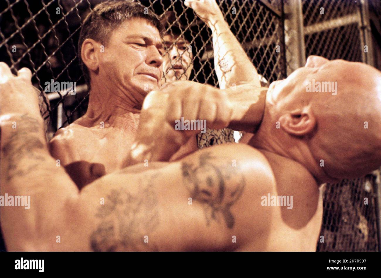 Scena con Charles Bronson Film The Streetfighter; Hard Times (1975) Characters: WITH Chaney Director: Walter Hill 04 September 1975 **WARNING** questa fotografia è solo per uso editoriale ed è copyright della COLUMBIA e/o del fotografo assegnato dalla Film o Production Company e può essere riprodotta solo da pubblicazioni in concomitanza con la promozione del suddetto Film. È richiesto un credito obbligatorio a COLUMBIA. Il fotografo deve essere accreditato anche se conosciuto. Nessun uso commerciale può essere concesso senza l'autorizzazione scritta di The Film Company. Foto Stock