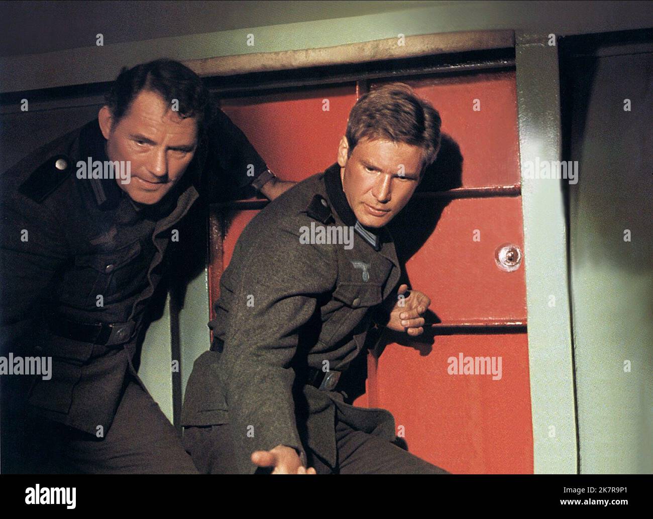 Robert Shaw & Harrison Ford Film: Force 10 from Navarone (USA/UK 1978) personaggi: Maj Keith Mallory & Lieutenant Colonel Mike Barnsby regista: Guy Hamilton 16 agosto 1978 **AVVERTENZA** questa fotografia è solo per uso editoriale ed è copyright delle IMMAGINI COLUMBIA e/o del fotografo assegnato dalla Film o dalla Production Company e può essere riprodotta solo da pubblicazioni in concomitanza con la promozione del film di cui sopra. È richiesto un credito obbligatorio per LE FOTO DI COLUMBIA. Il fotografo deve essere accreditato anche quando è noto. Nessun uso commerciale può essere concesso senza autorizzazione scritta Foto Stock