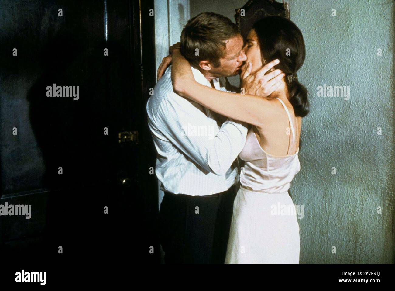 Steve McQueen & Ali Macgraw Film The Getaway (USA 1972) personaggi: DOC McCoy & Carol McCoy regista: Sam Peckinpah 13 dicembre 1972 **ATTENZIONE** questa fotografia è solo per uso editoriale ed è copyright della WARNER BROS. E/o il fotografo assegnato dalla Film o dalla Production Company e può essere riprodotto solo da pubblicazioni in concomitanza con la promozione del suddetto Film. Un credito obbligatorio alla WARNER BROS. è obbligatorio. Il fotografo deve essere accreditato anche se conosciuto. Nessun uso commerciale può essere concesso senza l'autorizzazione scritta di The Film Company. Foto Stock