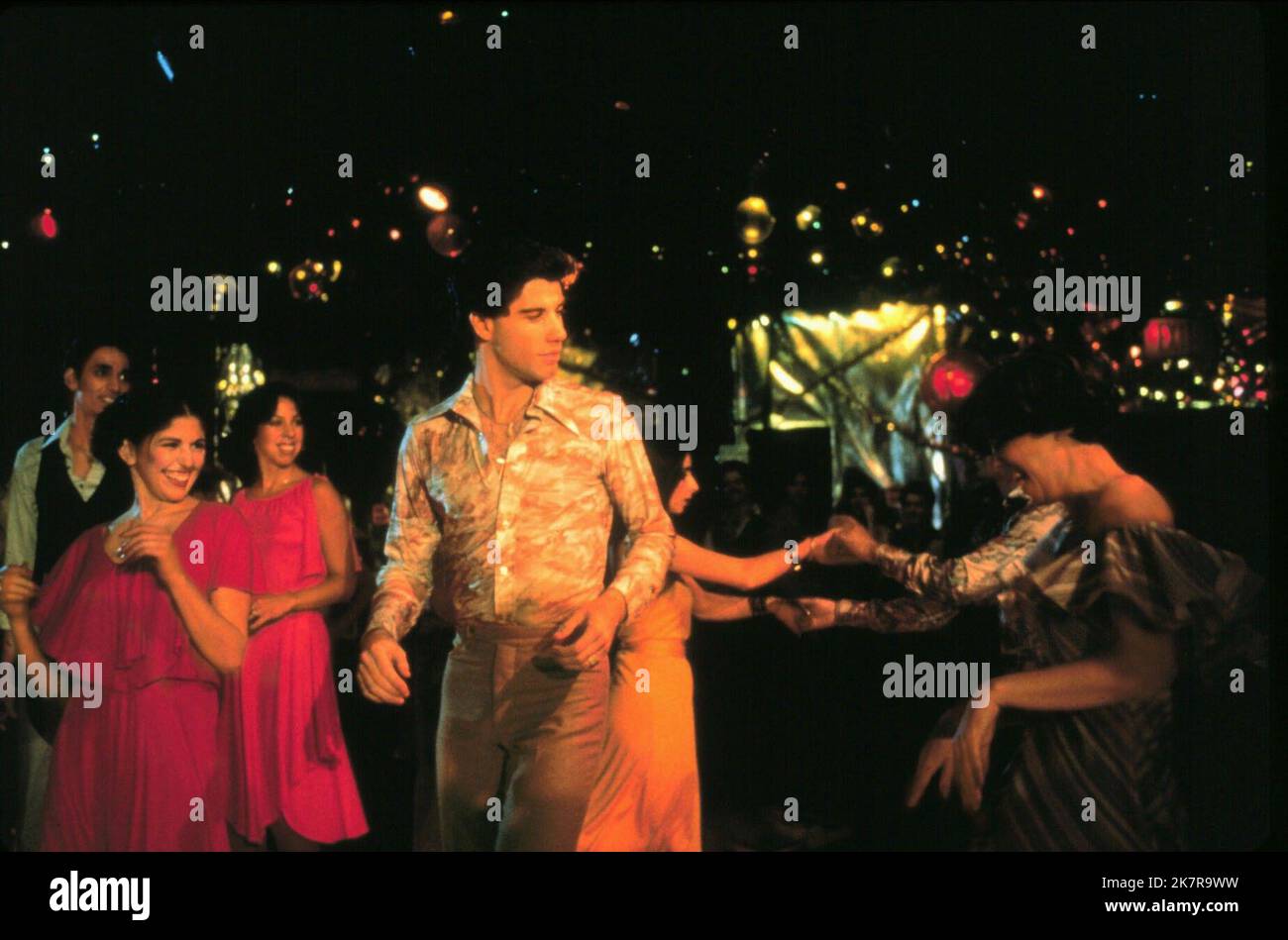 John Travolta Film Saturday Night Fever (USA 1977) personaggi: Tony Manero regista: John Badham 14 dicembre 1977 **ATTENZIONE** questa fotografia è solo per uso editoriale ed è copyright della PARAMOUNT e/o del fotografo assegnato dalla Film o Production Company e può essere riprodotta solo da pubblicazioni in concomitanza con la promozione del suddetto Film. È richiesto un credito obbligatorio per LA PRIORITÀ. Il fotografo deve essere accreditato anche se conosciuto. Nessun uso commerciale può essere concesso senza l'autorizzazione scritta di The Film Company. Foto Stock