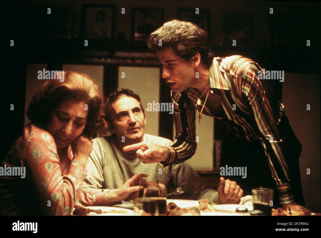 Val Bisoglio & John Travolta Film Saturday Night Fever (USA 1977) personaggi: Frank Sr. & Tony Manero regista: John Badham 14 dicembre 1977 **ATTENZIONE** questa fotografia è a solo uso editoriale ed è copyright della PARAMOUNT e/o del fotografo assegnato dalla Film o Production Company e può essere riprodotta solo da pubblicazioni in concomitanza con la promozione del suddetto Film. È richiesto un credito obbligatorio per LA PRIORITÀ. Il fotografo deve essere accreditato anche se conosciuto. Nessun uso commerciale può essere concesso senza l'autorizzazione scritta di The Film Company. Foto Stock