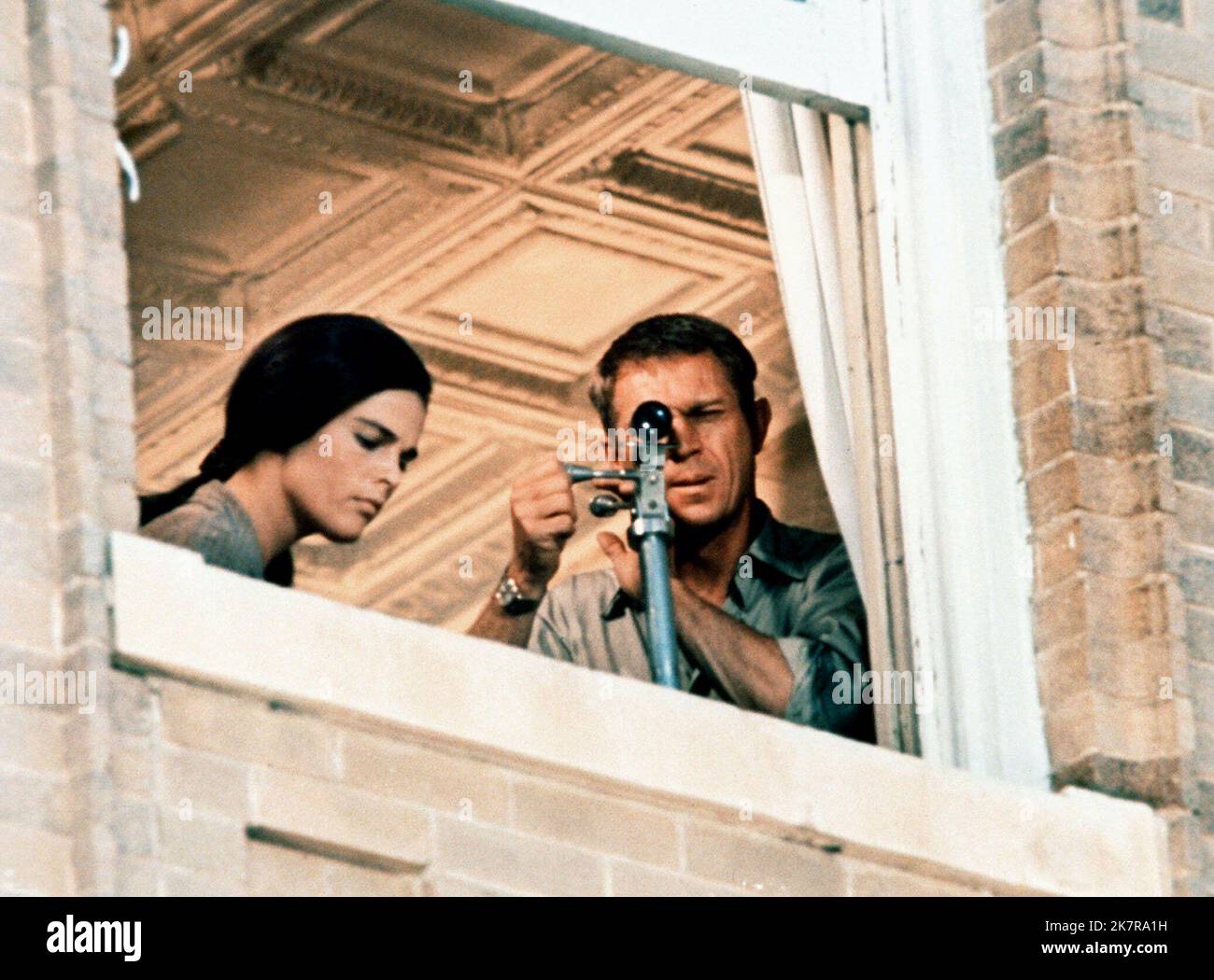 Ali Macgraw & Steve McQueen Film The Getaway (USA 1972) personaggi: Carol McCoy & Doc McCoy regista: Sam Peckinpah 13 dicembre 1972 **ATTENZIONE** questa fotografia è solo per uso editoriale ed è copyright della WARNER BROS. E/o il fotografo assegnato dalla Film o dalla Production Company e può essere riprodotto solo da pubblicazioni in concomitanza con la promozione del suddetto Film. Un credito obbligatorio alla WARNER BROS. è obbligatorio. Il fotografo deve essere accreditato anche se conosciuto. Nessun uso commerciale può essere concesso senza l'autorizzazione scritta di The Film Company. Foto Stock