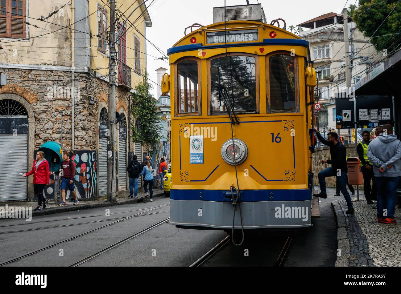 La funivia del tram di Santa Teresa percorre la strada acciottolata del quartiere. Persone bordo storico vintage sistema di trasporto, attrazione turistica Foto Stock