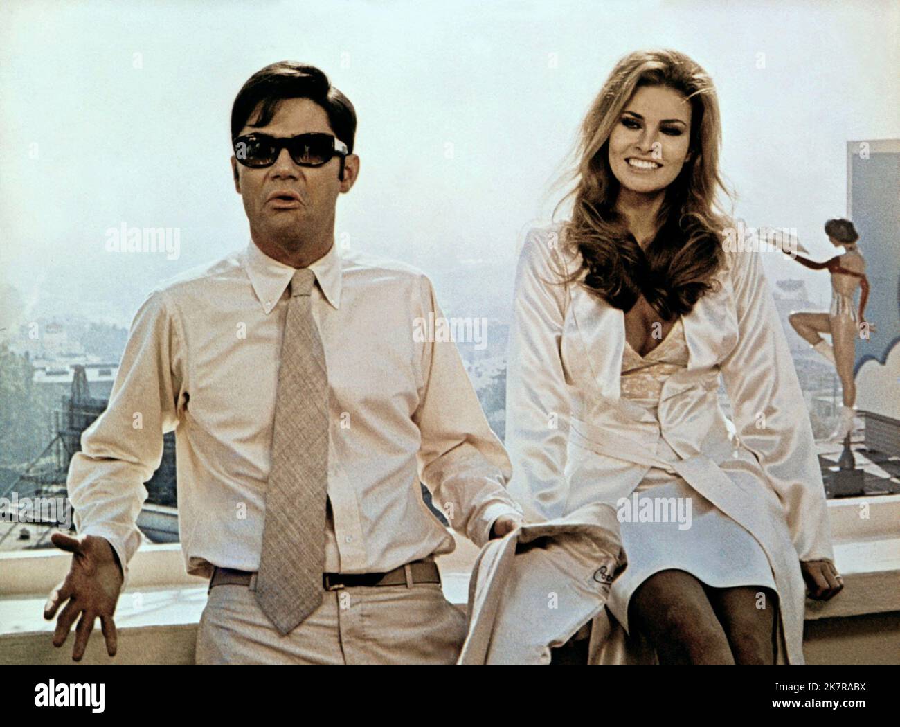 Rex Reed & Raquel Welch Film: Myra Breckinridge (1971) personaggi: Myron & Myra Breckinridge regista: Michael Sarne 24 giugno 1970 **AVVERTENZA** questa fotografia è solo per uso editoriale ed è copyright di 20 CENTURY FOX e/o del fotografo assegnato dalla Film o dalla Production Company e può essere riprodotta solo da pubblicazioni in concomitanza con la promozione del film di cui sopra. È richiesto un credito obbligatorio a 20 CENTURY FOX. Il fotografo deve essere accreditato anche quando è noto. Nessun uso commerciale può essere concesso senza autorizzazione scritta da parte della Film Company. Foto Stock