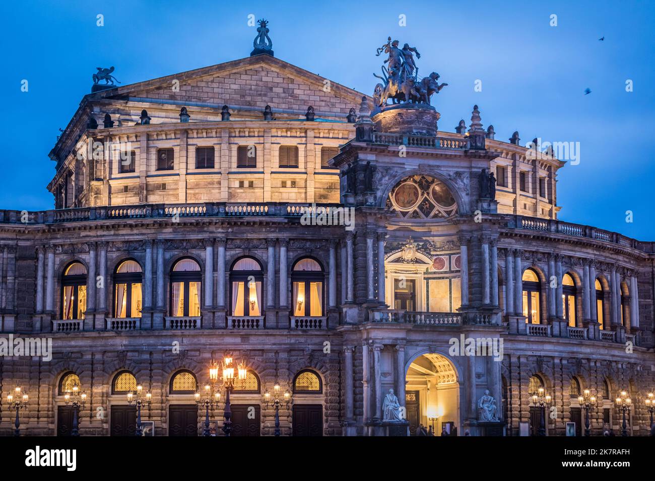 Semper Opera House Dresden illuminato di sera, Germania Foto Stock