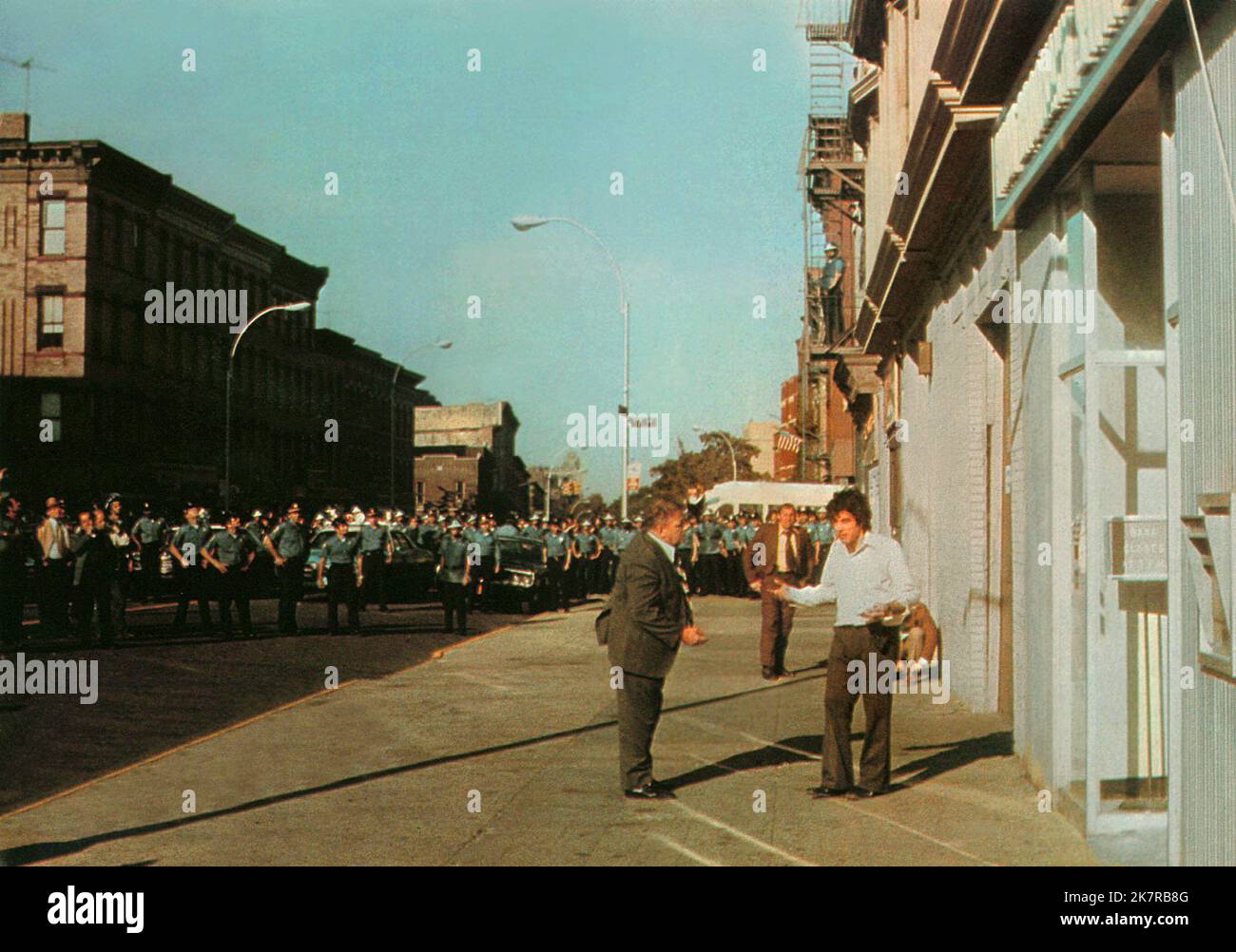 Charles Durning & al Pacino Film Dog Day Afternoon (1979) personaggi: DET. Sgt. Eugene Moretti & Sonny Wortzik regista: Sidney Lumet 21 settembre 1975 **WARNING** questa fotografia è ad uso esclusivamente editoriale ed è copyright DELLA WARNER BROS e/o del fotografo assegnato dalla Film or Production Company e può essere riprodotta solo da pubblicazioni in concomitanza con la promozione del suddetto Film. È richiesto un credito obbligatorio a WARNER BROS. Il fotografo deve essere accreditato anche se conosciuto. Nessun uso commerciale può essere concesso senza l'autorizzazione scritta di The Film Company. Foto Stock