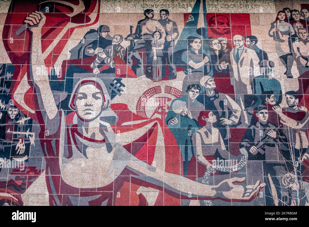 DDR propaganda comunista mosaico murale sul Dresden Kulturpalast, Germania Foto Stock
