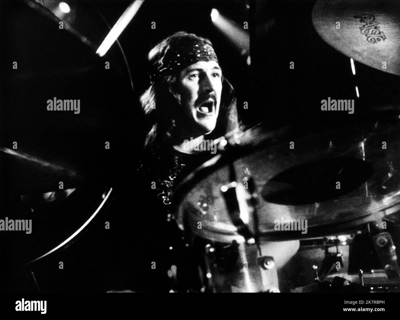 John Bonham Film: La canzone rimane gli stessi (1979) personaggi: Lui - batterista (come LED Zeppelin) regista: Peter Clifton & Joe Massot 20 ottobre 1976 **AVVERTENZA** questa fotografia è solo per uso editoriale ed è copyright di WARNER BROS e/o del fotografo assegnato dalla Film o dalla Production Company e può essere riprodotta solo da pubblicazioni in concomitanza con la promozione del film di cui sopra. È richiesto un credito obbligatorio a WARNER BROS. Il fotografo deve essere accreditato anche quando è noto. Nessun uso commerciale può essere concesso senza autorizzazione scritta da parte della Film Company. Foto Stock