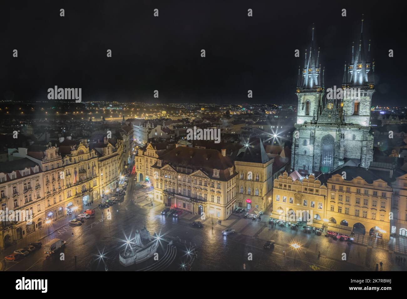 Sopra la piazza della città vecchia di Praga e la cattedrale di Tyn di notte, Repubblica Ceca Foto Stock