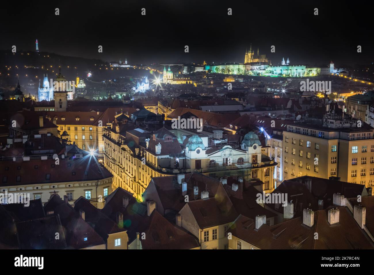 Quartiere Hradcany e Cattedrale di San Vito illuminati di notte, Praga Foto Stock