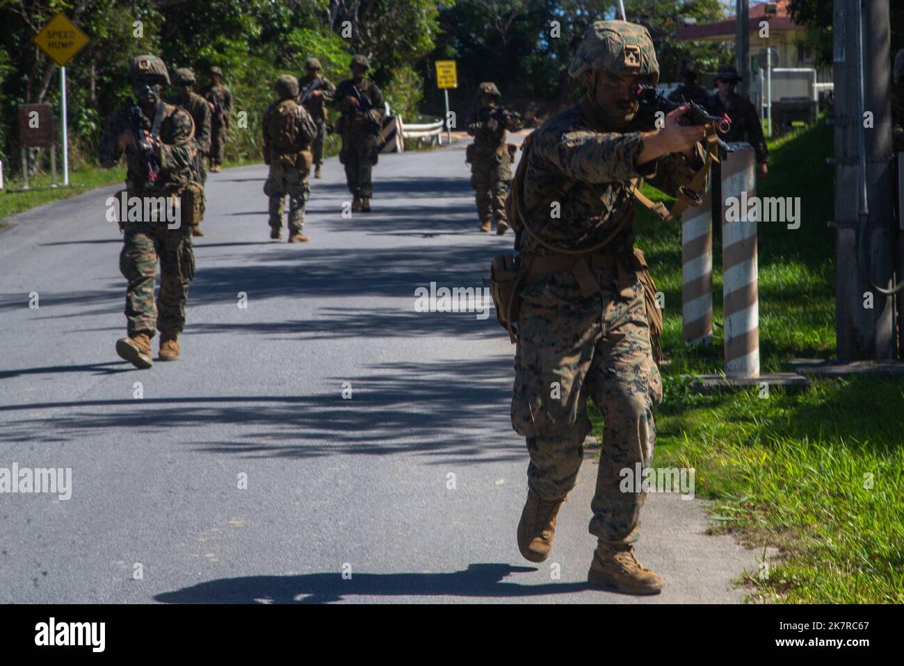 STATI UNITI Marines con 5th Air Naval Gunfire Liaison Company, III Marine Expeditionary Force Information Group, conduce una pattuglia simulata durante un esercizio di certificazione presso il Jungle Warfare Training Center, Camp Gonsalvez, Okinawa, Giappone, 05 ottobre, 2022. Lo scopo di un esercizio di certificazione è confermare le capacità di Marines in preparazione al combattimento. III MIG funziona come l'avanguardia di III MEF, che opera nell'ambiente informativo delle regioni Indo-Pacifico, e supporta le operazioni della Marine Air Ground Task Force con comunicazioni, intelligence e capacità di collegamento delle armi. (STATI UNITI Mari Foto Stock STATI UNITI Marines con 5th Air Naval Gunfire Liaison Company, III Marine Expeditionary Force Information Group, conduce una pattuglia simulata durante un esercizio di certificazione presso il Jungle Warfare Training Center, Camp Gonsalvez, Okinawa, Giappone, 05 ottobre, 2022. Lo scopo di un esercizio di certificazione è confermare le capacità di Marines in preparazione al combattimento. III MIG funziona come l'avanguardia di III MEF, che opera nell'ambiente informativo delle regioni Indo-Pacifico, e supporta le operazioni della Marine Air Ground Task Force con comunicazioni, intelligence e capacità di collegamento delle armi. (STATI UNITI Mari Foto Stock