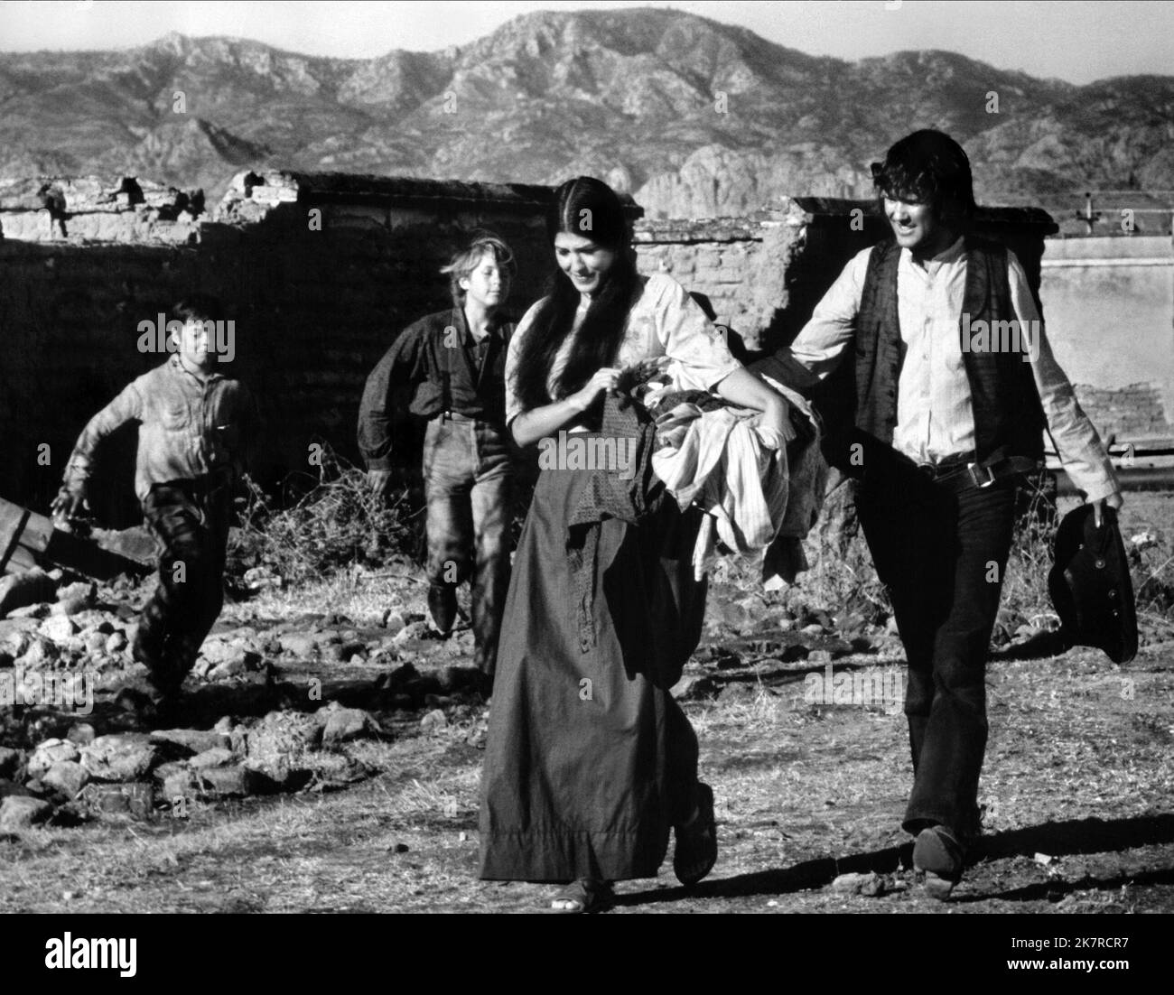 Rita Coolidge & Kris Kristofferson Film: Pat Garrett e Billy The Kid; Pat Garrett & Billy The Kid (USA 1973) personaggi: Maria, Billy The Kid regista: Sam Peckinpah 23 maggio 1973 **AVVERTENZA** questa fotografia è solo per uso editoriale ed è copyright di MGM e/o del fotografo assegnato dalla Film o dalla Production Company e può essere riprodotta solo da pubblicazioni in concomitanza con la promozione del film di cui sopra. È richiesto un credito obbligatorio a MGM. Il fotografo deve essere accreditato anche quando è noto. Nessun uso commerciale può essere concesso senza autorizzazione scritta da parte della Film Company Foto Stock