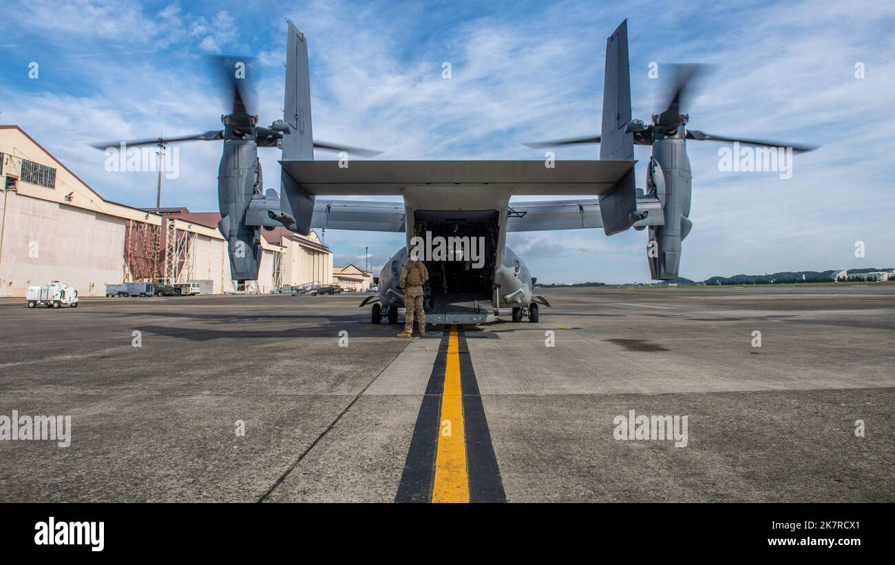 Un CV-22 Osprey del 21st Special Operations Squadron si prepara a decollare a sostegno di Exercise Resolute Dragon 22 alla base aerea di Yokota, Giappone, 11 ottobre 2022. Il modello 21st SOS è specializzato nell'uso del CV-22 Osprey nella conduzione di missioni di infiltrazione, esfiltrazione e rifornimento a lungo raggio per forze operative speciali. Il CV-22 è dotato di contromisure integrate contro le minacce, radar per il rilevamento del terreno, sensori a infrarossi e altre apparecchiature avioniche avanzate che lo rendono un formidabile strumento di proiezione di potenza in condizioni avverse e in ambienti contesi. (STATI UNITI Air Force foto di staff Sgt. Jessica Foto Stock