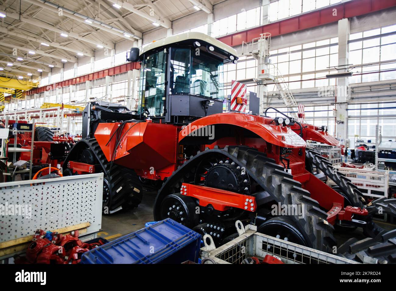 Processo di assemblaggio del trattore agricolo cingolato in officina industriale Foto Stock