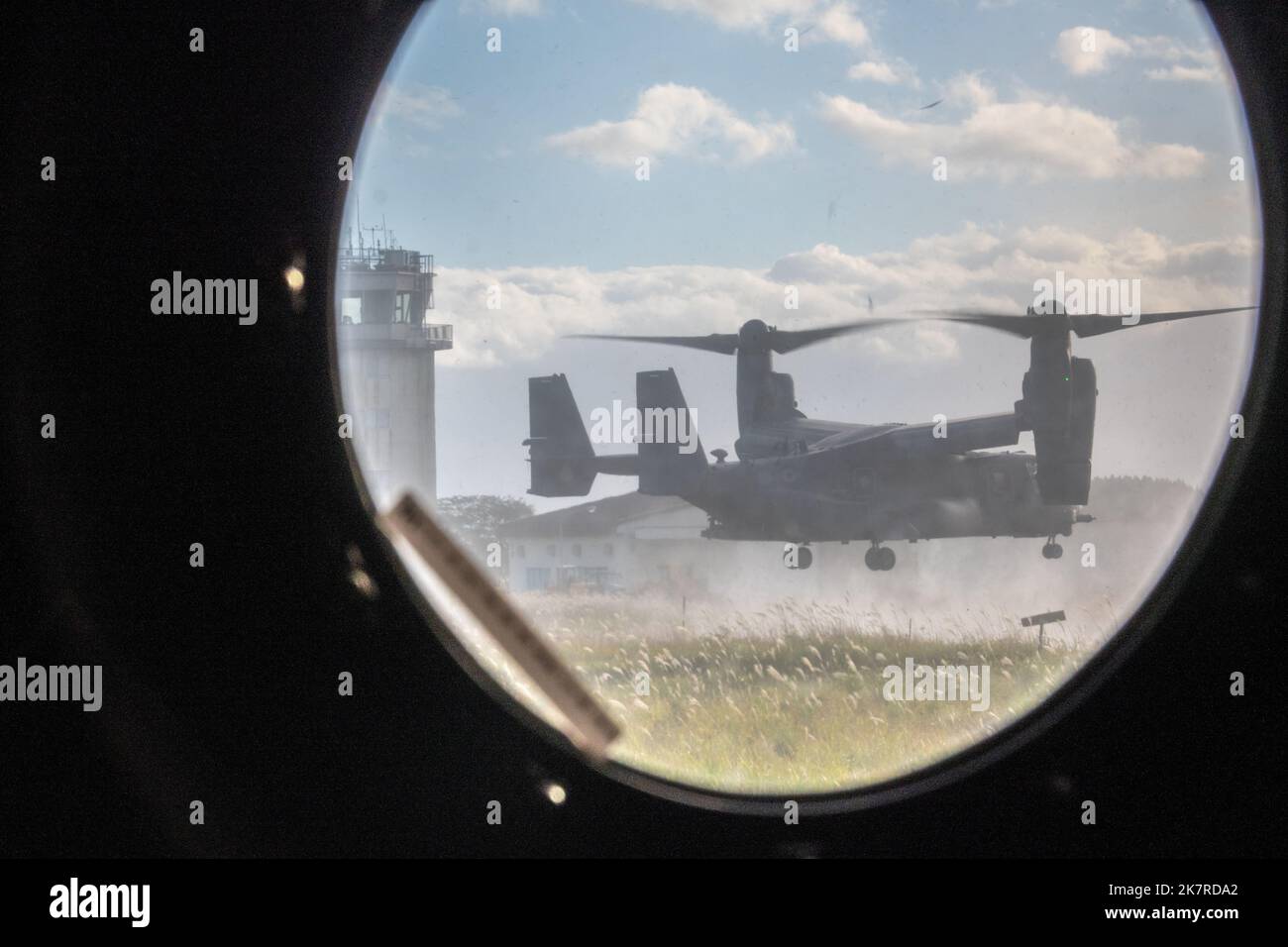 Un CV-22 Osprey del 21st Special Operations Squadron hovers a sostegno dell'esercizio Resolute Dragon 22 a Kamifurano manovra Area, Hokkaido, 11 ottobre 2022. Il modello 21st SOS è specializzato nell'uso del CV-22 Osprey nella conduzione di missioni di infiltrazione, esfiltrazione e rifornimento a lungo raggio per forze operative speciali. Il CV-22 è dotato di contromisure integrate contro le minacce, radar per il rilevamento del terreno, sensori a infrarossi e altre apparecchiature avioniche avanzate che lo rendono un formidabile strumento di proiezione di potenza in condizioni avverse e in ambienti contesi. (STATI UNITI Air Force foto di staff Sgt. Jessica Av Foto Stock
