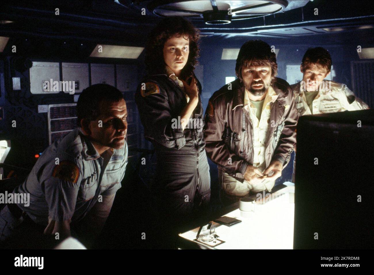 Ian Holm, Sigourney Weaver, Tom Skerritt e John Hurt Film: Alien (USA/UK 1979) personaggi: Ash, Ripley, Dallas, Kane regista: Ridley Scott 25 May 1979 **AVVERTENZA** questa fotografia è solo per uso editoriale ed è copyright di 20th CENTURY FOX e/o del fotografo assegnato dalla Film o dalla Production Company e può essere riprodotta solo da pubblicazioni in concomitanza con la promozione del film di cui sopra. È richiesto un credito obbligatorio a 20th CENTURY FOX. Il fotografo deve essere accreditato anche quando è noto. Nessun uso commerciale può essere concesso senza autorizzazione scritta da parte della Film Company. Foto Stock