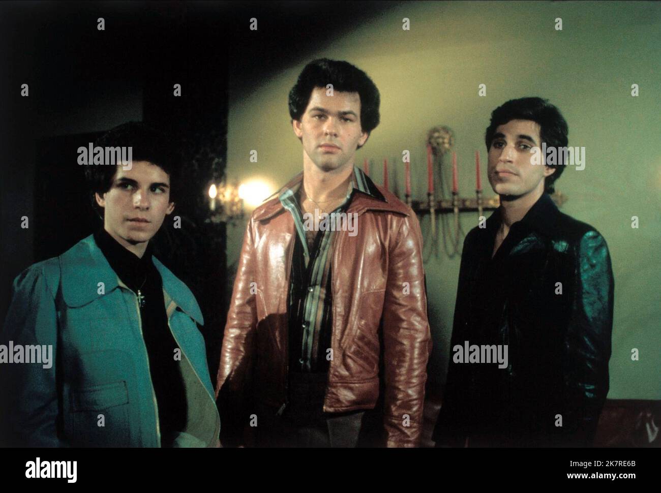 Paul Pape, Barry Miller & Joseph Cali Film Saturday Night Fever (USA 1977) personaggi: Double J., Bobby C., Joey regista: John Badham 14 dicembre 1977 **ATTENZIONE** questa fotografia è solo per uso editoriale ed è copyright della PARAMOUNT e/o del fotografo assegnato dalla Film o Production Company e può essere riprodotta solo da pubblicazioni in concomitanza con la promozione del suddetto Film. È richiesto un credito obbligatorio per LA PRIORITÀ. Il fotografo deve essere accreditato anche se conosciuto. Nessun uso commerciale può essere concesso senza l'autorizzazione scritta di The Film Company. Foto Stock