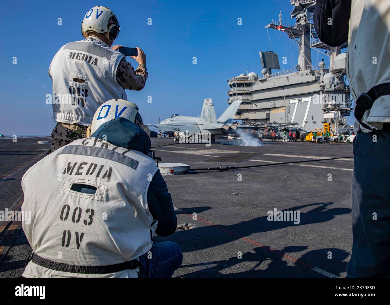 221017-N-MW880-1248 MARE ADRIATICO (17 ottobre 2022) i membri dei media europei e statunitensi catturano foto e video delle operazioni di volo a bordo della portaerei di classe Nimitz USS George H. W. Bush (CVN 77) durante l'attività di vigilanza condotta dalla NATO Neptune Strike 22,2 (NEST 22,2), nel Mare Adriatico, 17 ottobre 2022. NEST 22,2 è la naturale evoluzione della capacità della NATO di integrare le capacità di guerra marittima di alto livello di un gruppo di sciopero del vettore per sostenere la difesa dell'alleanza in Europa. (STATI UNITI Foto Navy di Mass Communication Specialist 3rd Class Samuel Wagner) Foto Stock