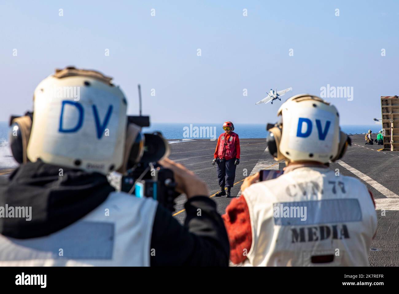 221017-N-MW880-1155 MARE ADRIATICO (17 ottobre 2022) i membri dei media europei e statunitensi catturano foto e video delle operazioni di volo a bordo della portaerei di classe Nimitz USS George H. W. Bush (CVN 77) durante l'attività di vigilanza condotta dalla NATO Neptune Strike 22,2 (NEST 22,2), nel Mare Adriatico, 17 ottobre 2022. NEST 22,2 è la naturale evoluzione della capacità della NATO di integrare le capacità di guerra marittima di alto livello di un gruppo di sciopero del vettore per sostenere la difesa dell'alleanza in Europa. (STATI UNITI Foto Navy di Mass Communication Specialist 3rd Class Samuel Wagner) Foto Stock