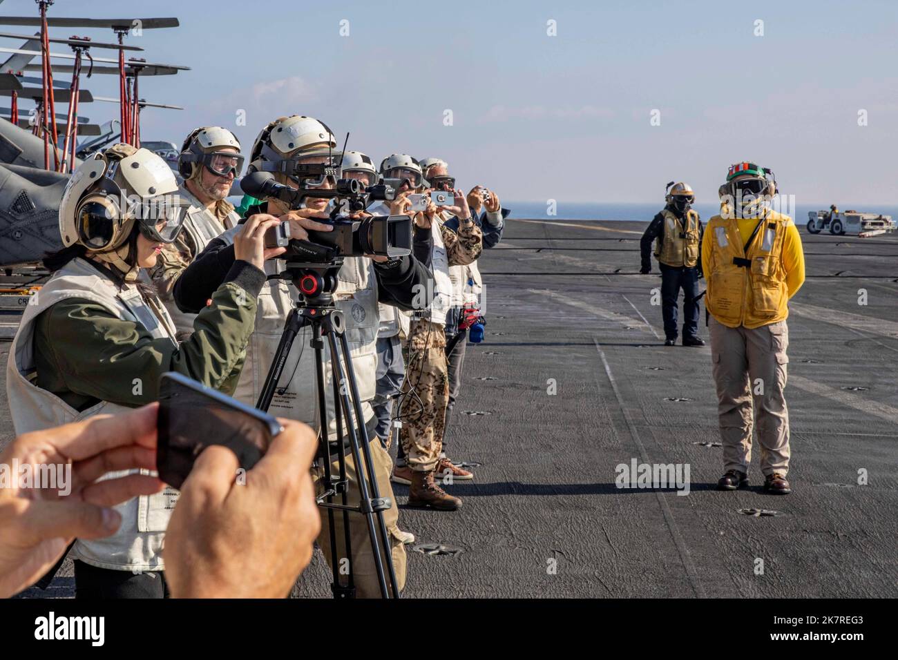 221017-N-MW880-1107 MARE ADRIATICO (17 ottobre 2022) i membri dei media europei e statunitensi catturano foto e video delle operazioni di volo a bordo della portaerei di classe Nimitz USS George H. W. Bush (CVN 77) durante l'attività di vigilanza condotta dalla NATO Neptune Strike 22,2 (NEST 22,2), nel Mare Adriatico, 17 ottobre 2022. NEST 22,2 è la naturale evoluzione della capacità della NATO di integrare le capacità di guerra marittima di alto livello di un gruppo di sciopero del vettore per sostenere la difesa dell'alleanza in Europa. (STATI UNITI Foto Navy di Mass Communication Specialist 3rd Class Samuel Wagner) Foto Stock