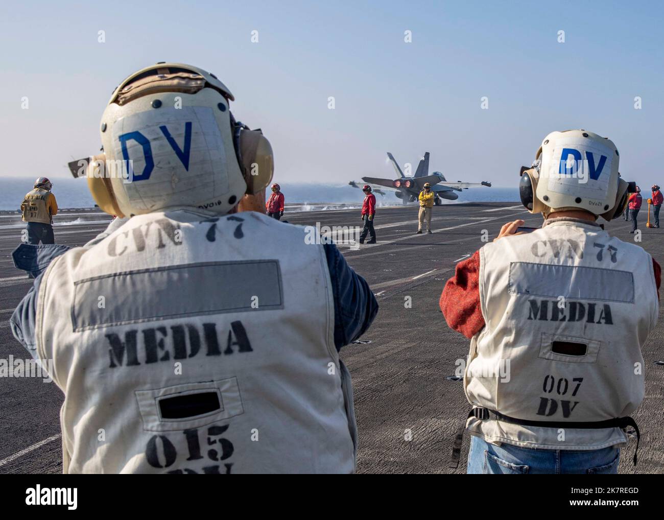221017-N-MW880-1195 MARE ADRIATICO (17 ottobre 2022) i membri dei media europei e statunitensi catturano foto e video delle operazioni di volo a bordo della portaerei di classe Nimitz USS George H. W. Bush (CVN 77) durante l'attività di vigilanza condotta dalla NATO Neptune Strike 22,2 (NEST 22,2), nel Mare Adriatico, 17 ottobre 2022. NEST 22,2 è la naturale evoluzione della capacità della NATO di integrare le capacità di guerra marittima di alto livello di un gruppo di sciopero del vettore per sostenere la difesa dell'alleanza in Europa. (STATI UNITI Foto Navy di Mass Communication Specialist 3rd Class Samuel Wagner) Foto Stock