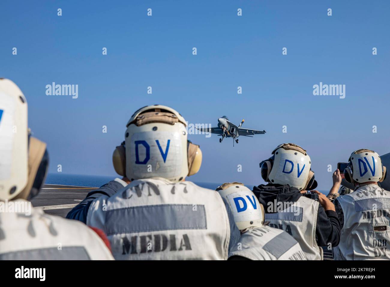 221017-N-MW880-1242 MARE ADRIATICO (17 ottobre 2022) i membri dei media europei e statunitensi catturano foto e video delle operazioni di volo a bordo della portaerei di classe Nimitz USS George H. W. Bush (CVN 77) durante l'attività di vigilanza condotta dalla NATO Neptune Strike 22,2 (NEST 22,2), nel Mare Adriatico, 17 ottobre 2022. NEST 22,2 è la naturale evoluzione della capacità della NATO di integrare le capacità di guerra marittima di alto livello di un gruppo di sciopero del vettore per sostenere la difesa dell'alleanza in Europa. (STATI UNITI Foto Navy di Mass Communication Specialist 3rd Class Samuel Wagner) Foto Stock