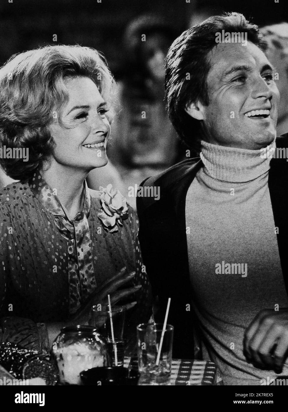 Donna Reed, John Phillip Law Television: Il posto migliore per essere (1974) personaggi: Sheila Callahan, Dr. Mancini regista: David Miller 02 Dicembre 1979 **AVVERTENZA** questa fotografia è solo per uso editoriale ed è copyright di ROSS HUNTER e/o del fotografo assegnato dalla Film o dalla Production Company e può essere riprodotta solo da pubblicazioni in concomitanza con la promozione del film di cui sopra. È richiesto un credito obbligatorio a ROSS HUNTER. Il fotografo deve essere accreditato anche quando è noto. Nessun uso commerciale può essere concesso senza autorizzazione scritta da parte della Film Company. Foto Stock