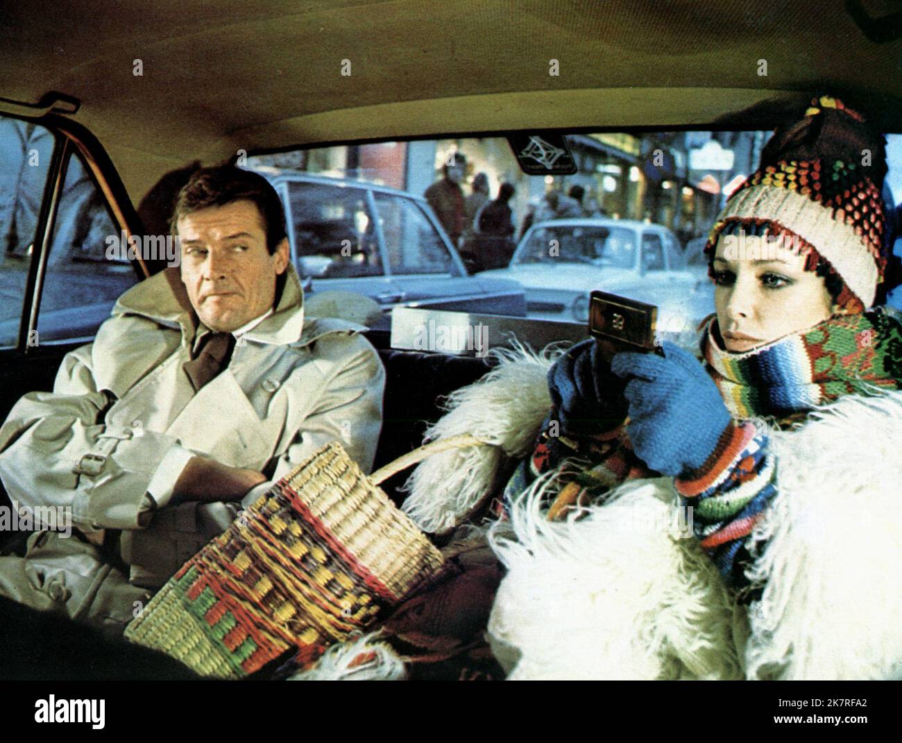 Roger Moore & Sydne Rome Film: That Lucky Touch (UK/DE 1975) personaggi: Michael Scott & Sophie regista: Christopher Miles 07 agosto 1975 **AVVERTENZA** questa fotografia è solo per uso editoriale ed è copyright di DE GRUNWALD PRODUCTIONS e/o del fotografo assegnato dalla Film o Production Company e può essere riprodotta solo da pubblicazioni in concomitanza con la promozione del film di cui sopra. È richiesto un credito obbligatorio per LE PRODUZIONI DE GRUNWALD. Il fotografo deve essere accreditato anche quando è noto. Nessun uso commerciale può essere concesso senza autorizzazione scritta da parte della Film Company. Foto Stock