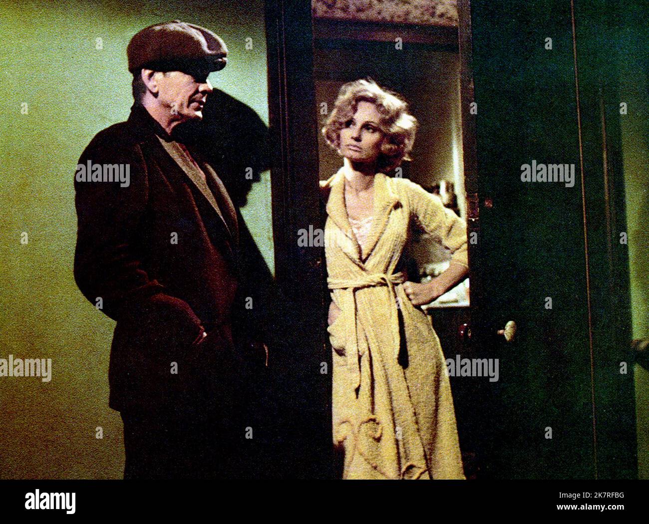 Charles Bronson & Lucy Simpson Film The Streetfighter; Hard Times (1972) Characters: Chaney & Lucy Simpson Director: Walter Hill 04 September 1975 **WARNING** questa fotografia è solo per uso editoriale ed è copyright DELLA COLUMBIA e/o del fotografo assegnato dalla Film or Production Company e può essere riprodotta solo da pubblicazioni in concomitanza con la promozione del suddetto Film. È richiesto un credito obbligatorio a COLUMBIA. Il fotografo deve essere accreditato anche se conosciuto. Nessun uso commerciale può essere concesso senza l'autorizzazione scritta di The Film Company. Foto Stock