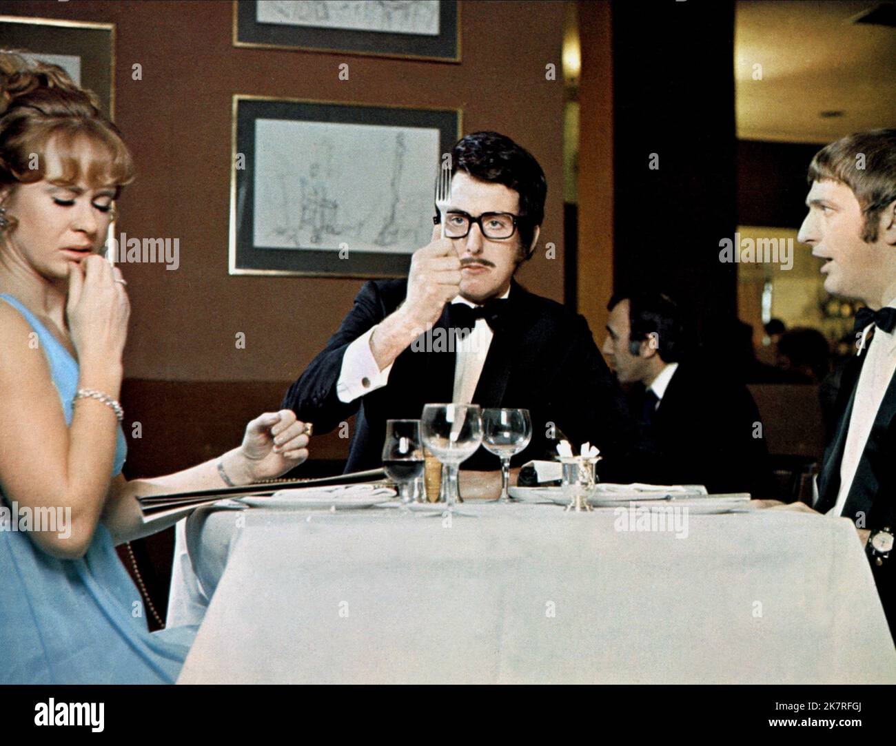 Carol Cleveland, Eric Idle & Graham Chapman Film: E ora per qualcosa di completamente diverso; Monty Python's e ora per qualcosa di completamente Diff (UK 1971) / Sketch: 'The Dirty Fork' regista: Ian McNaughton 28 settembre 1971 **AVVERTENZA** questa fotografia è solo per uso editoriale ed è copyright delle IMMAGINI COLUMBIA e/o del fotografo assegnato dalla Film o Production Company e può essere riprodotta solo da pubblicazioni in concomitanza con la promozione del film di cui sopra. È richiesto un credito obbligatorio per LE FOTO DI COLUMBIA. Il fotografo deve essere accreditato anche quando è noto. No c Foto Stock