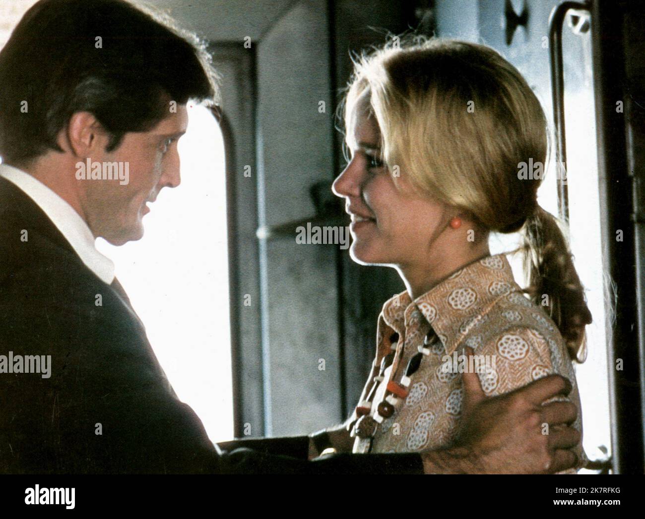 Jason Miller & Linda Haynes Film: The Nickel Ride (1975) personaggi: Cooper & Sarah regista: Robert Mulligan 15 Gennaio 1975 **AVVERTIMENTO** questa fotografia è solo per uso editoriale ed è copyright di 20th CENTURY FOX e/o del fotografo assegnato dalla Film o dalla Società di produzione e può essere riprodotta solo da pubblicazioni in concomitanza con la promozione del film di cui sopra. È richiesto un credito obbligatorio a 20th CENTURY FOX. Il fotografo deve essere accreditato anche quando è noto. Nessun uso commerciale può essere concesso senza autorizzazione scritta da parte della Film Company. Foto Stock