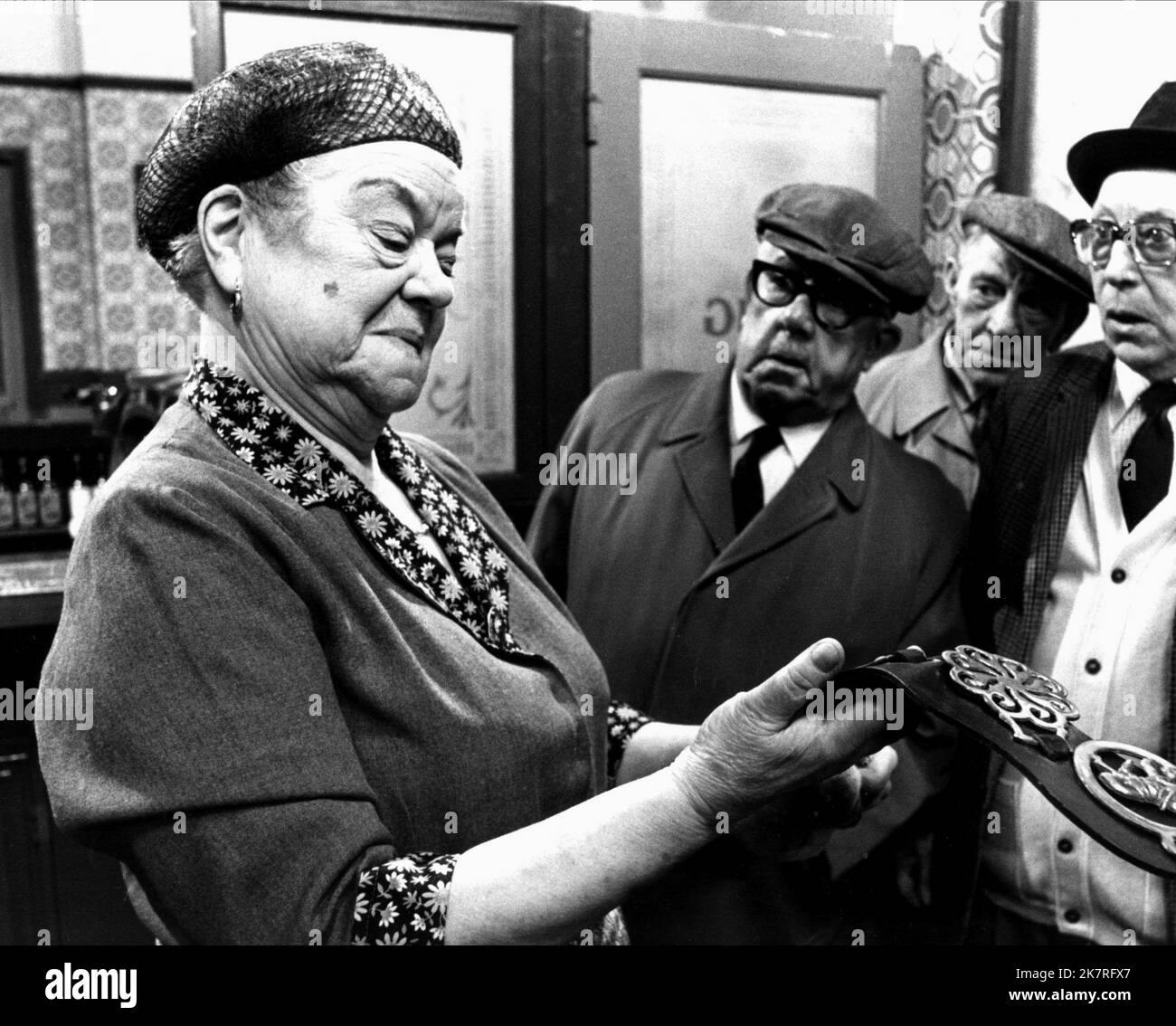 Violet Carson & Jack Howarth televisione: Coronation Street (serie TV) Characters: ENA Sharples & Albert Tatlock UK 1960-, 10 ottobre 1977 **WARNING** questa fotografia è ad uso esclusivamente editoriale ed è copyright di GRANADA TELEVISION e/o del fotografo assegnato dalla Film o Production Company e può essere riprodotta solo da pubblicazioni in concomitanza con la promozione del suddetto Film. È richiesto un credito obbligatorio per GRANADA TELEVISION. Il fotografo deve essere accreditato anche se conosciuto. Nessun uso commerciale può essere concesso senza l'autorizzazione scritta di The Film Company. Foto Stock
