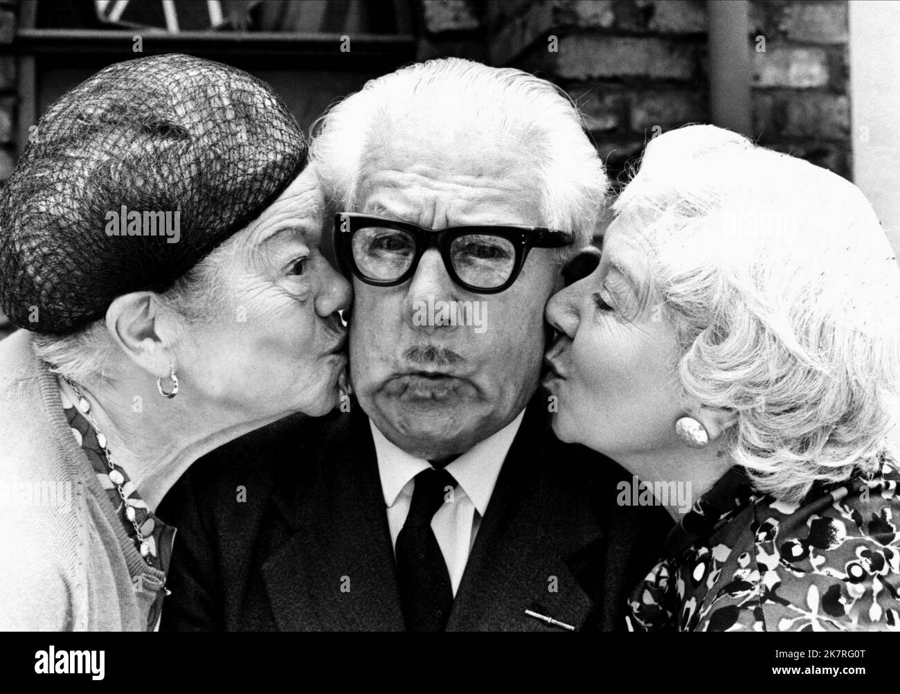 Violet Carson, Jack Howarth e Gabrielle Daye Televisione: Incoronazione Street (TV-Serie) personaggi: ENA Sharples, Albert Tatlock e Beattie Pearson (5 episodi, 1961-1981) UK 1960-, 06 agosto 1971 **AVVERTENZA** questa fotografia è solo per uso editoriale ed è copyright della TELEVISIONE DI GRANADA e/o del fotografo assegnato dalla Film o dalla Production Company e può essere riprodotta solo da pubblicazioni in concomitanza con la promozione del film di cui sopra. È richiesto un credito obbligatorio per la TELEVISIONE DI GRANADA. Il fotografo deve essere accreditato anche quando è noto. Non può essere concesso alcun uso commerciale con Foto Stock