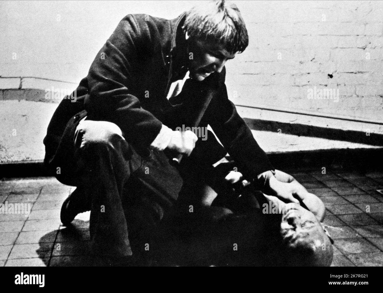 Ray Winstone & Peter Francis Film Scum (Regno Unito 1979) personaggi: Carlin & Baldy regista: Alan Clarke 12 settembre 1979 **ATTENZIONE** questa fotografia è solo per uso editoriale ed è copyright di film KENDON e/o il fotografo assegnato dalla Film o Production Company e può essere riprodotta solo da pubblicazioni in concomitanza con la promozione del suddetto Film. È richiesto un credito obbligatorio per i film KENDON. Il fotografo deve essere accreditato anche se conosciuto. Nessun uso commerciale può essere concesso senza l'autorizzazione scritta di The Film Company. Foto Stock