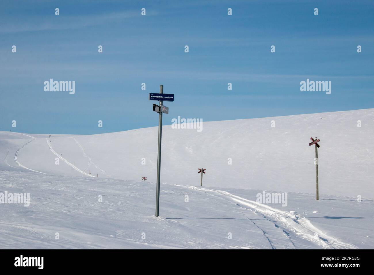 Una pista da sci e motoslitta Kungsleden tra serve e Ammarnas, stagione invernale, Lapponia, Svezia Foto Stock