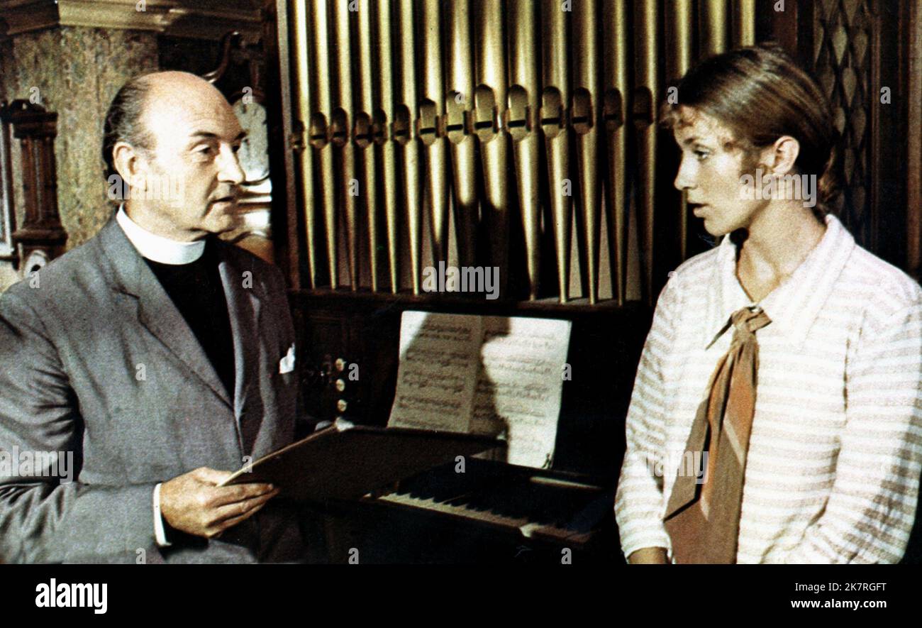 Maurice Denham & Joanna Shimkus Film: La Vergine e la zingara (1970) personaggi: Il Rettore & Yvette regista: Christopher Miles 30 giugno 1970 **AVVERTENZA** questa fotografia è solo per uso editoriale ed è copyright di KENWOOD PRODUCTIONS LTD e/o del fotografo assegnato dalla Film o Production Company e può essere riprodotta solo da pubblicazioni in concomitanza con la promozione del film di cui sopra. È richiesto un credito obbligatorio a KENWOOD PRODUCTIONS LTD. Il fotografo deve essere accreditato anche quando è noto. Nessun uso commerciale può essere concesso senza autorizzazione scritta da parte della Film Comp Foto Stock